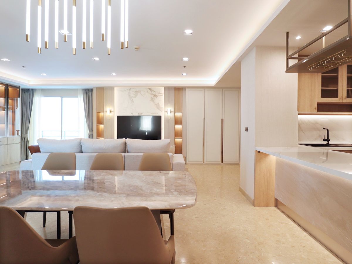 ขายคอนโดสุขุมวิท อโศก ทองหล่อ : Nusasiri Grand Condo | Just 1 step from BTS Ekkamai 🚆
