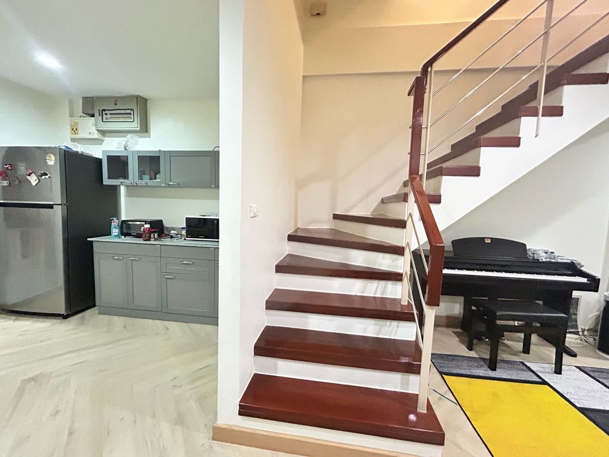 ขายทาวน์โฮมสาทร นราธิวาส : ขายด่วน ราคาพิเศษ  7,600,000 บาท หมู่บ้านธนพัฒน์  พร้อมเฟอร์นิเจอร์ พร้อมอยู่ บ้านต่อเติมแล้ว