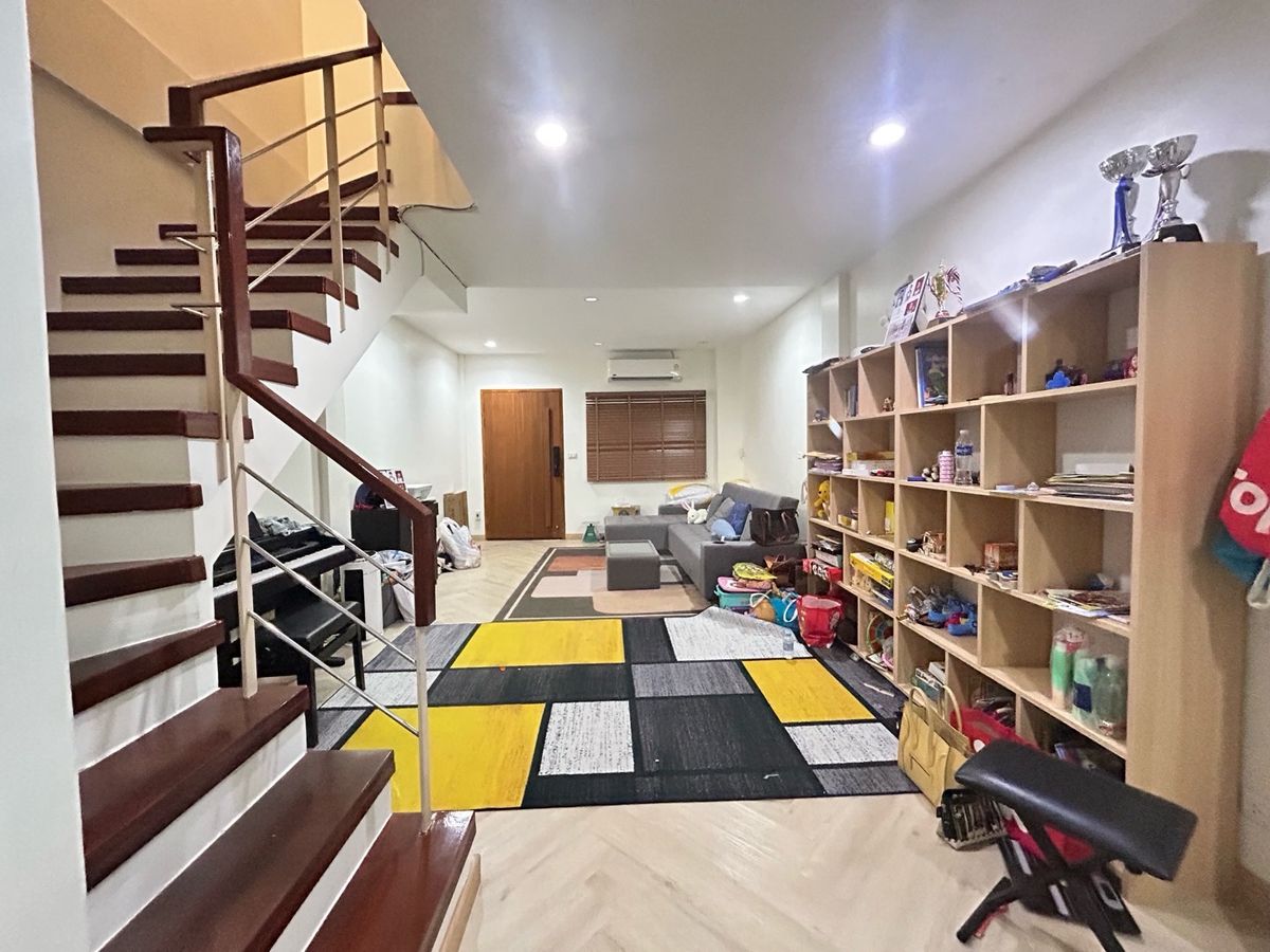 ขายทาวน์โฮมสาทร นราธิวาส : ขายด่วน ราคาพิเศษ  7,600,000 บาท หมู่บ้านธนพัฒน์  พร้อมเฟอร์นิเจอร์ พร้อมอยู่ บ้านต่อเติมแล้ว