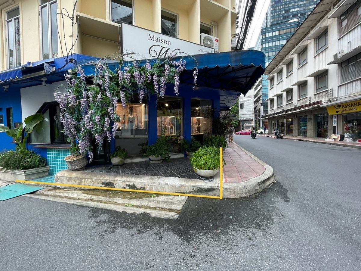For RentSilom, Saladaeng, Bangrak : Rental space for selling coffee, selling snacks, beverages, or others in front of Assumption Studies
