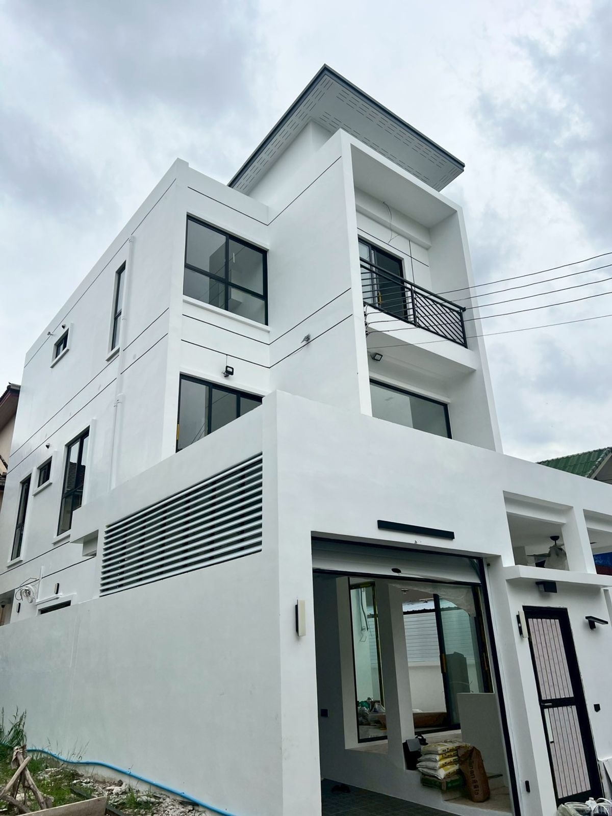 HouseLadprao101, Happy Land, The Mall Bang Kapi : Rent a single house, newly built, 3 -story in the Town, In Town, White Black Tone, with built -in furniture new  in 2025.