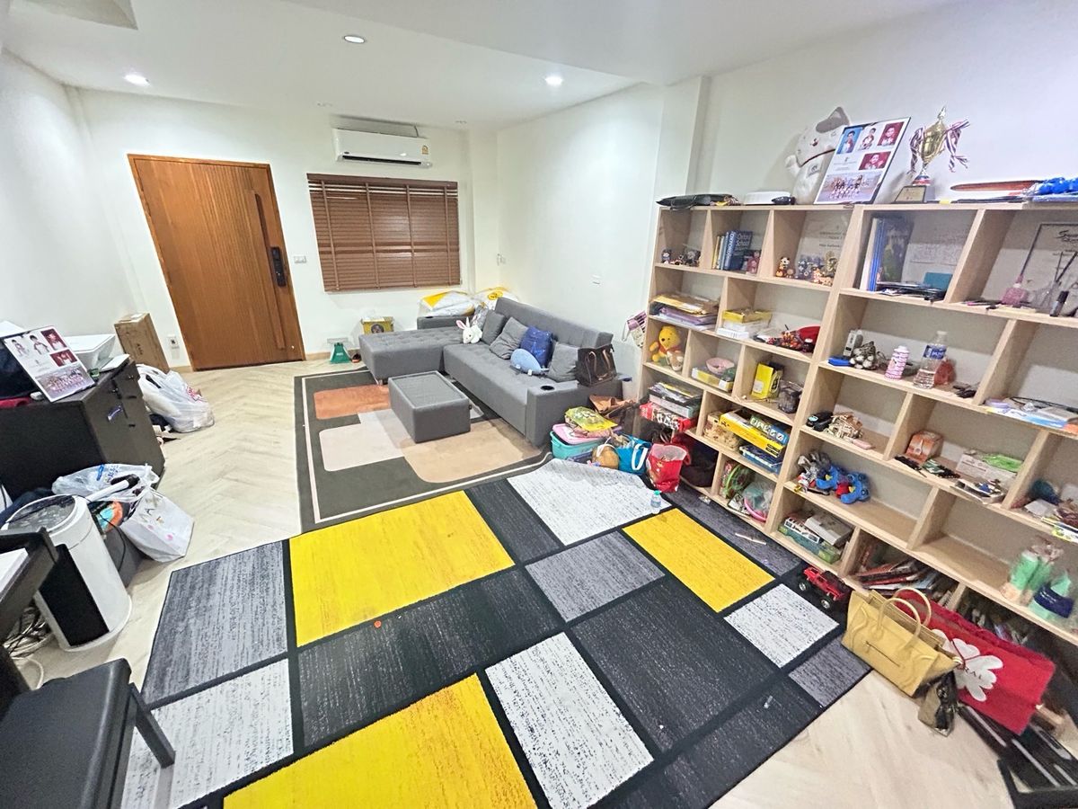 ขายทาวน์โฮมสาทร นราธิวาส : ขายด่วน ราคาพิเศษ  7,600,000 บาท หมู่บ้านธนพัฒน์  พร้อมเฟอร์นิเจอร์ พร้อมอยู่ บ้านต่อเติมแล้ว