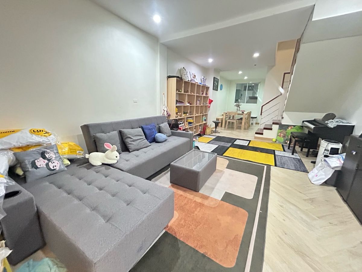 ขายทาวน์โฮมสาทร นราธิวาส : ขายด่วน ราคาพิเศษ  7,600,000 บาท หมู่บ้านธนพัฒน์  พร้อมเฟอร์นิเจอร์ พร้อมอยู่ บ้านต่อเติมแล้ว