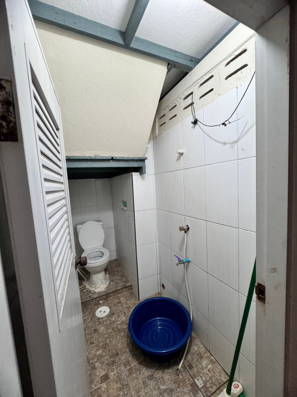 ขายอาคารพาณิชย์สีลม ศาลาแดง บางรัก : ขายตึกแถว ซอยจินดาถวิล แขวงมหาพฤฒาราม บางรัก ทำเลดีใจกลางเมือง (N.1984)