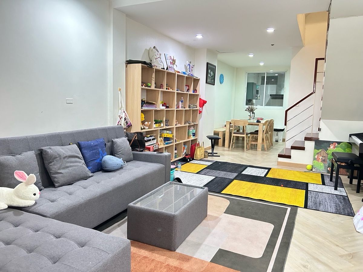 ขายทาวน์โฮมสาทร นราธิวาส : ขายด่วน ราคาพิเศษ  7,600,000 บาท หมู่บ้านธนพัฒน์  พร้อมเฟอร์นิเจอร์ พร้อมอยู่ บ้านต่อเติมแล้ว