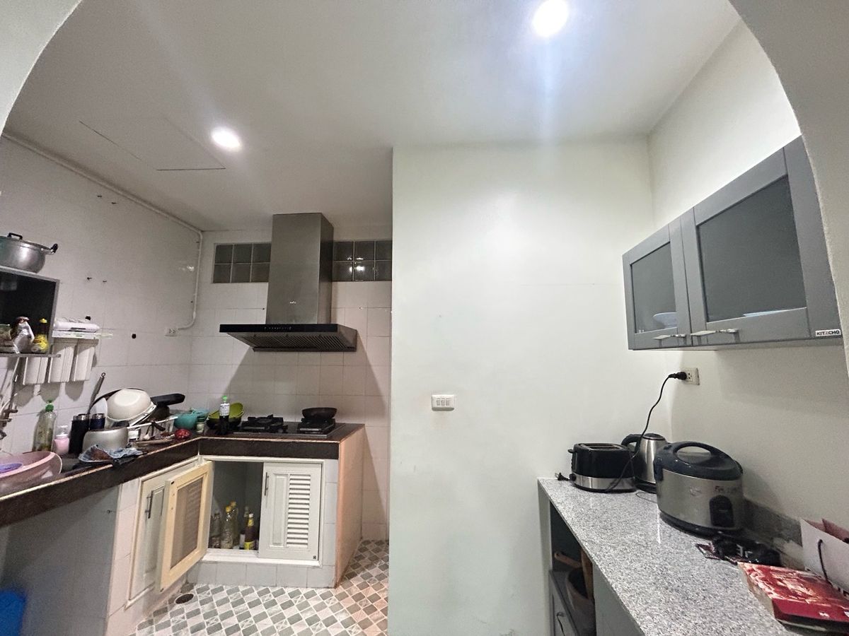 ขายทาวน์โฮมสาทร นราธิวาส : ขายด่วน ราคาพิเศษ  7,600,000 บาท หมู่บ้านธนพัฒน์  พร้อมเฟอร์นิเจอร์ พร้อมอยู่ บ้านต่อเติมแล้ว