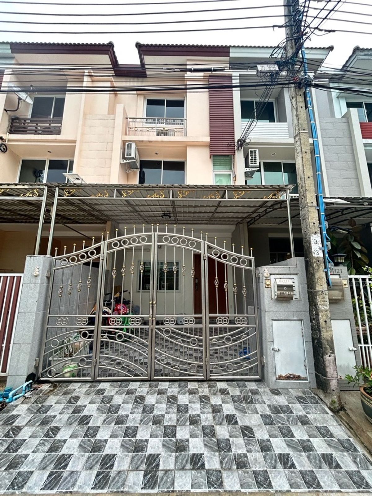 ขายทาวน์โฮมสาทร นราธิวาส : ขายด่วน ราคาพิเศษ  7,600,000 บาท หมู่บ้านธนพัฒน์  พร้อมเฟอร์นิเจอร์ พร้อมอยู่ บ้านต่อเติมแล้ว