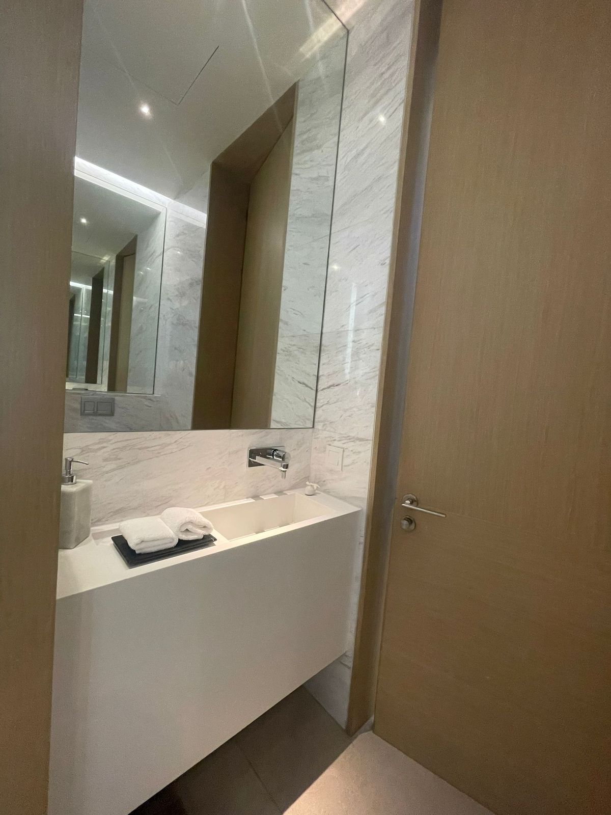 ขายคอนโดภูเก็ต : 🔥 Foreign Quota | Penthouse 1B1B | 213 Sq.m. | Twinpalms Residences by Montazure | 3rd Floor | 72 MB [YBs250701]