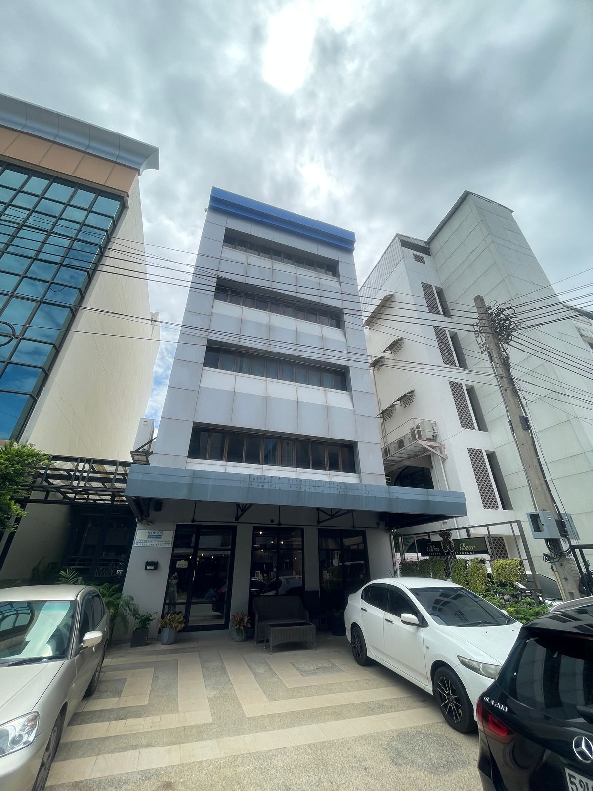 For SaleHome OfficeBangna, Bearing, Lasalle : Selling a 5 -story building, good price, very good location, near Suvarnabhumi, convenient to travel into hotels, cafes, restaurants