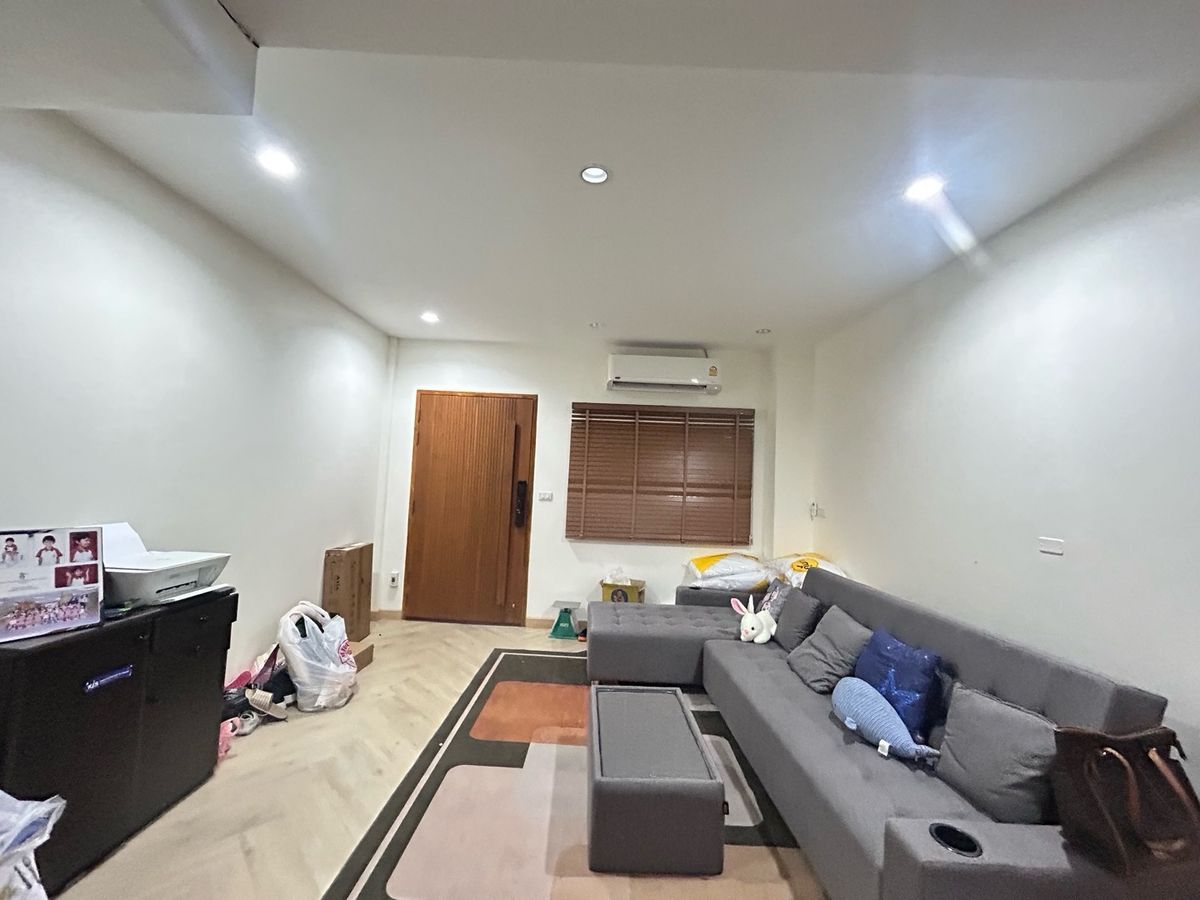 ขายทาวน์โฮมสาทร นราธิวาส : ขายด่วน ราคาพิเศษ  7,600,000 บาท หมู่บ้านธนพัฒน์  พร้อมเฟอร์นิเจอร์ พร้อมอยู่ บ้านต่อเติมแล้ว