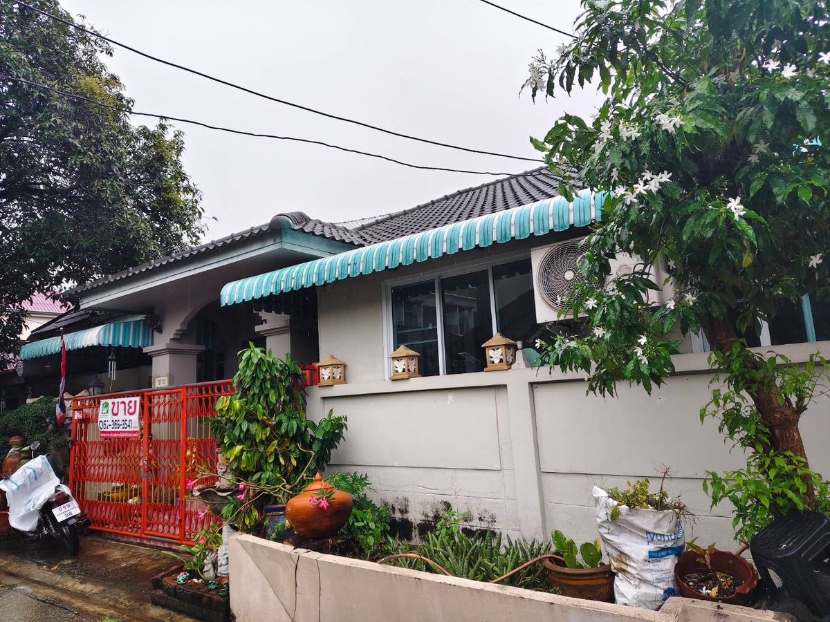 ขายบ้านเสรีไทย-นิด้า : 🏡ขายบ้านเดี่ยว ชั้นเดียว หมู่บ้านริมสวน รามคำแหง 148 รีโนเวทใหม่พร้อมอยู่ ห่างจากถนนรามคำแหงแค่ 650 เมตร ใกล้รถไฟฟ้า หลังริม