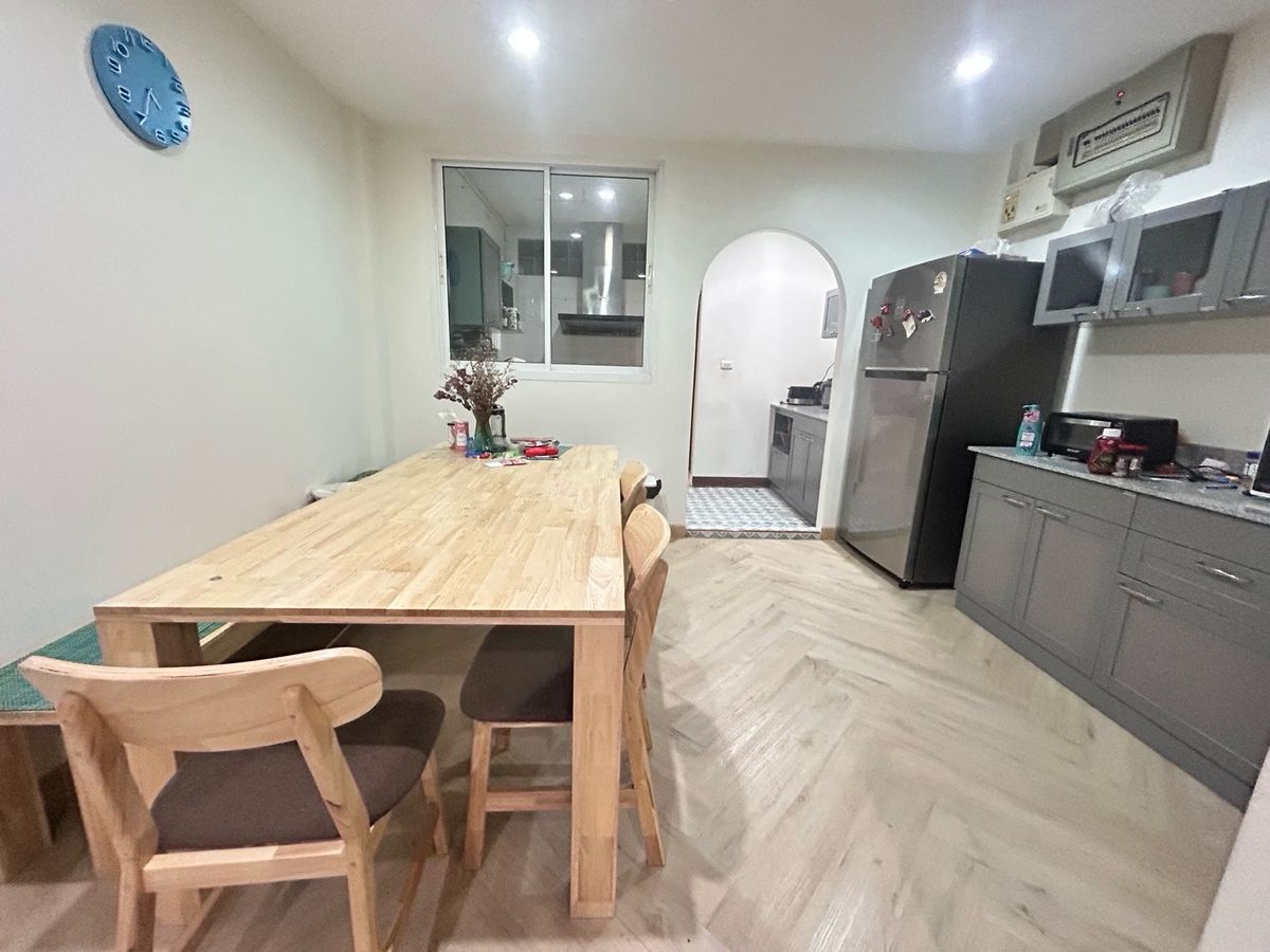 ขายทาวน์โฮมสาทร นราธิวาส : ขายด่วน ราคาพิเศษ  7,600,000 บาท หมู่บ้านธนพัฒน์  พร้อมเฟอร์นิเจอร์ พร้อมอยู่ บ้านต่อเติมแล้ว