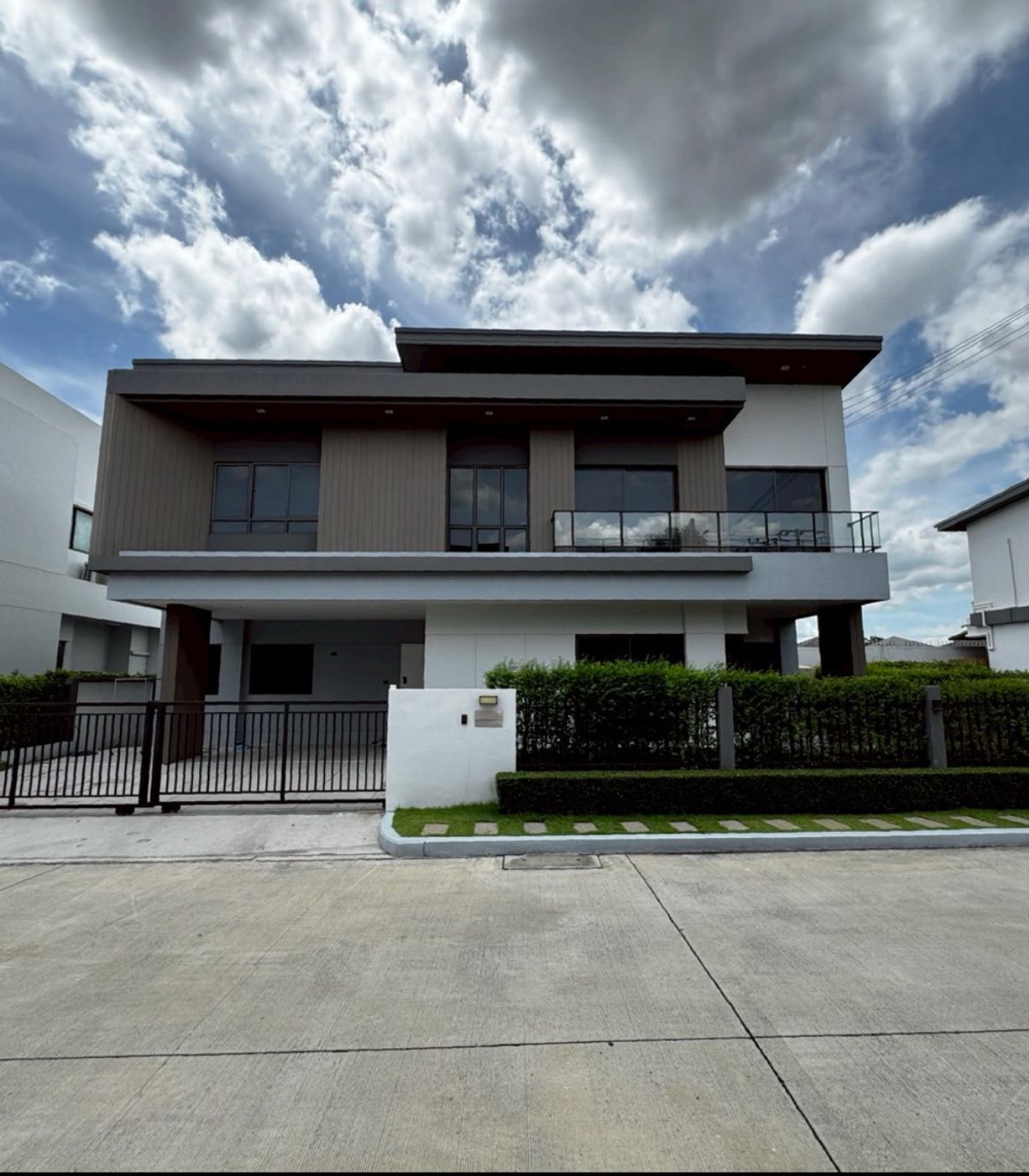 For SaleHouseLadkrabang, Suwannaphum Airport : Venu ID Motorway - Rama 9 /5 Bedrooms (Sale), Venue ID Motorway - Rama9 / 5 Bedrooms (For Sale) Chui046