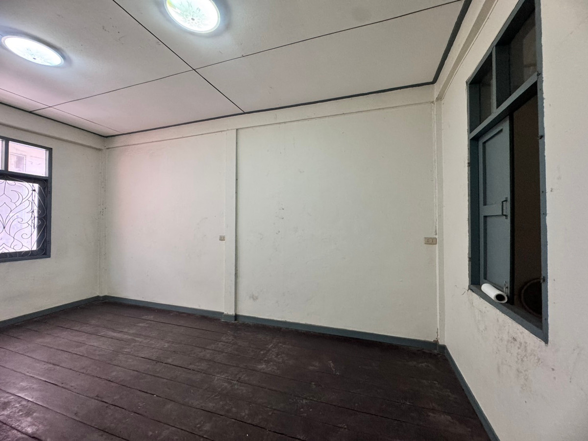 ขายอาคารพาณิชย์สีลม ศาลาแดง บางรัก : ขายตึกแถว ซอยจินดาถวิล แขวงมหาพฤฒาราม บางรัก ทำเลดีใจกลางเมือง (N.1984)