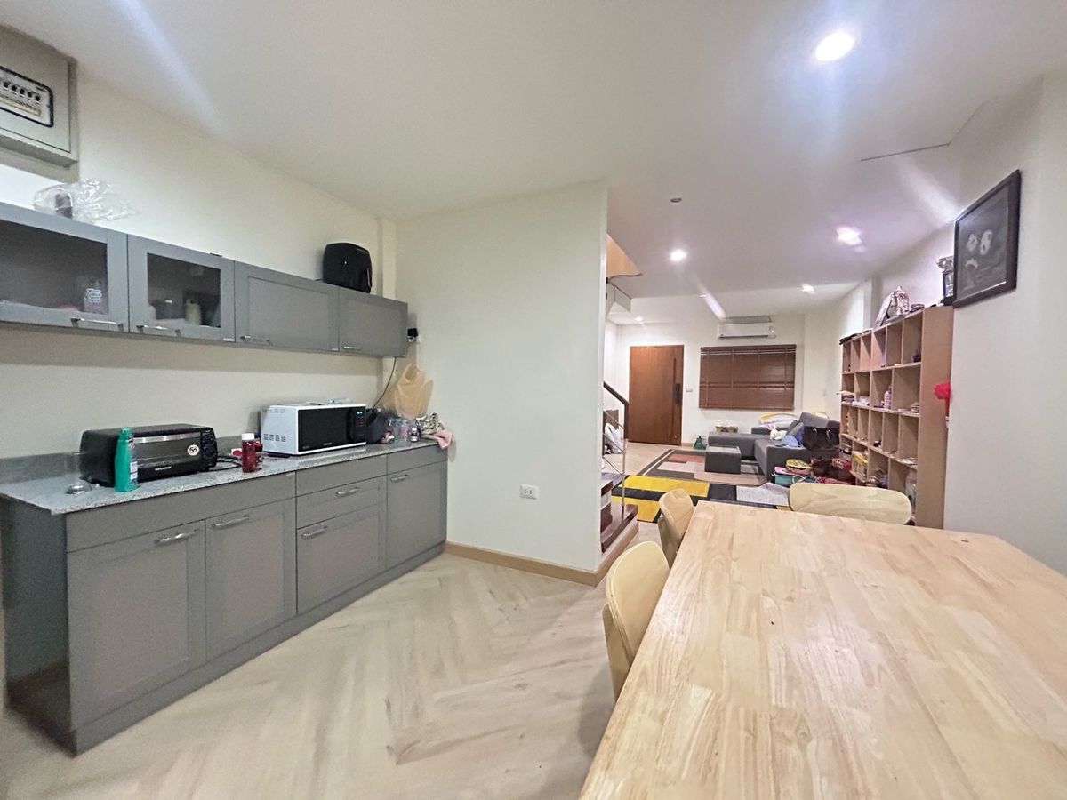 ขายทาวน์โฮมสาทร นราธิวาส : ขายด่วน ราคาพิเศษ  7,600,000 บาท หมู่บ้านธนพัฒน์  พร้อมเฟอร์นิเจอร์ พร้อมอยู่ บ้านต่อเติมแล้ว