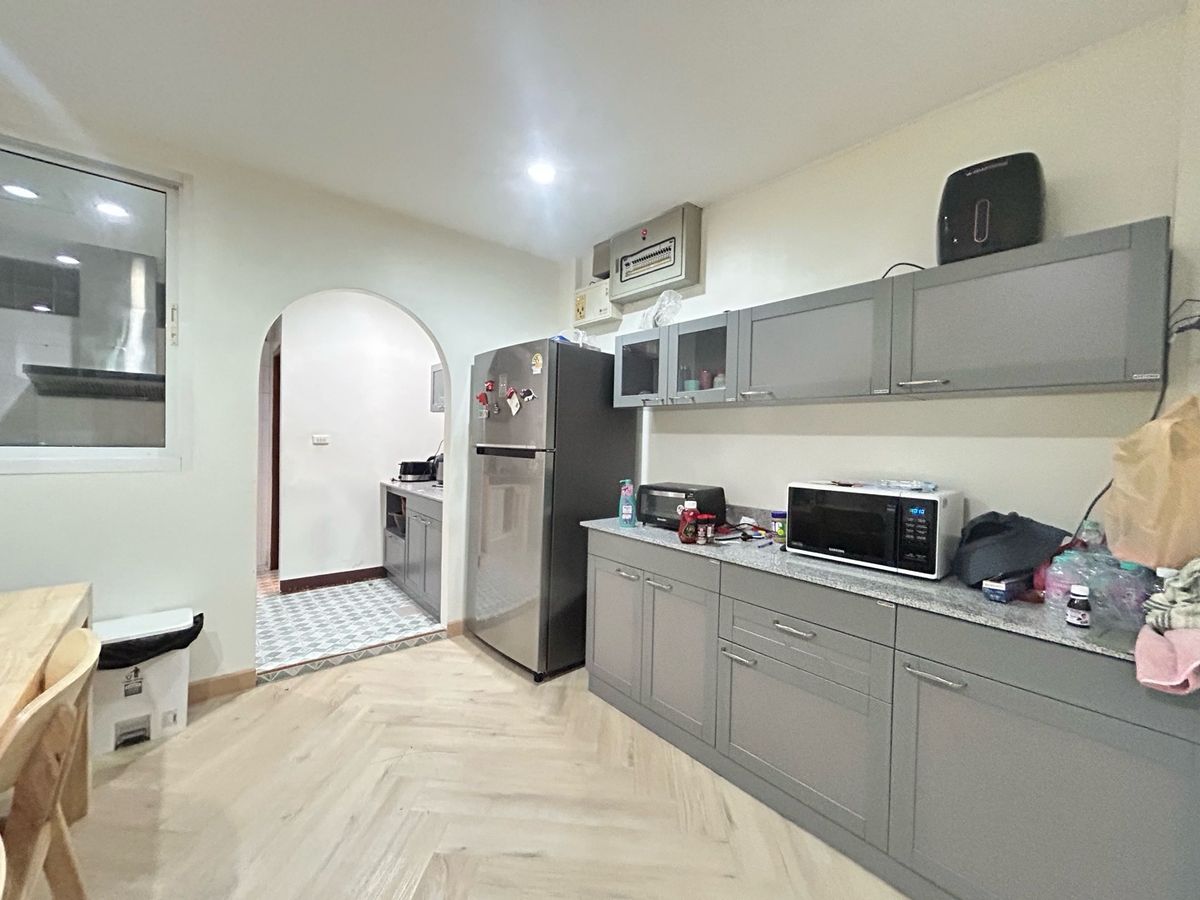 ขายทาวน์โฮมสาทร นราธิวาส : ขายด่วน ราคาพิเศษ  7,600,000 บาท หมู่บ้านธนพัฒน์  พร้อมเฟอร์นิเจอร์ พร้อมอยู่ บ้านต่อเติมแล้ว