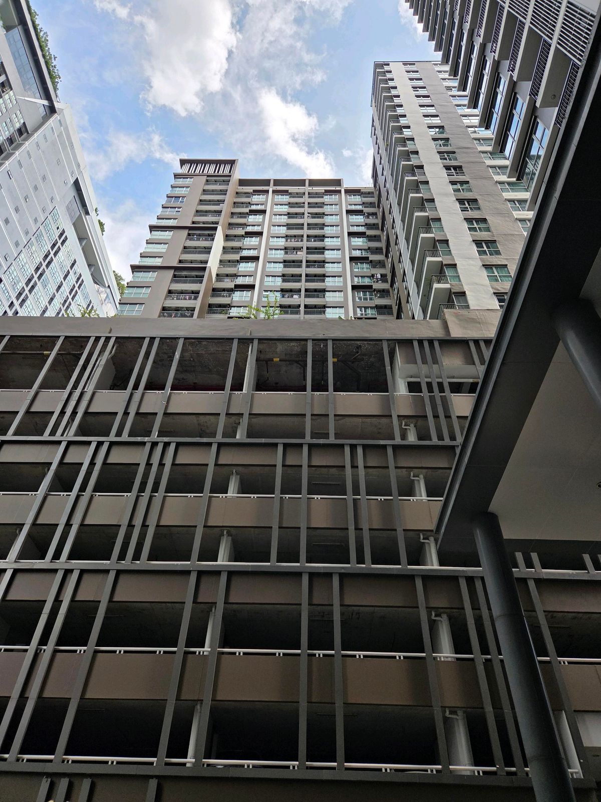For RentCondoRama9, Petchburi, RCA : Condo ready to be next to Central Rama 9