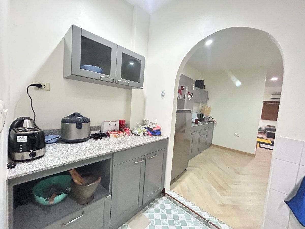 ขายทาวน์โฮมสาทร นราธิวาส : ขายด่วน ราคาพิเศษ  7,600,000 บาท หมู่บ้านธนพัฒน์  พร้อมเฟอร์นิเจอร์ พร้อมอยู่ บ้านต่อเติมแล้ว