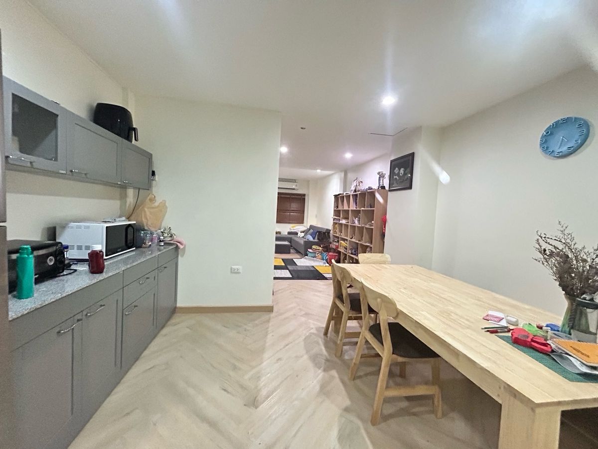 ขายทาวน์โฮมสาทร นราธิวาส : ขายด่วน ราคาพิเศษ  7,600,000 บาท หมู่บ้านธนพัฒน์  พร้อมเฟอร์นิเจอร์ พร้อมอยู่ บ้านต่อเติมแล้ว