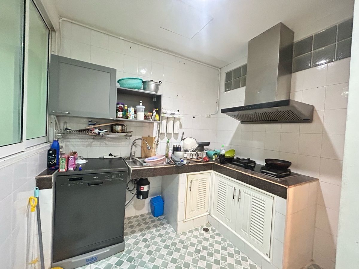 ขายทาวน์โฮมสาทร นราธิวาส : ขายด่วน ราคาพิเศษ  7,600,000 บาท หมู่บ้านธนพัฒน์  พร้อมเฟอร์นิเจอร์ พร้อมอยู่ บ้านต่อเติมแล้ว