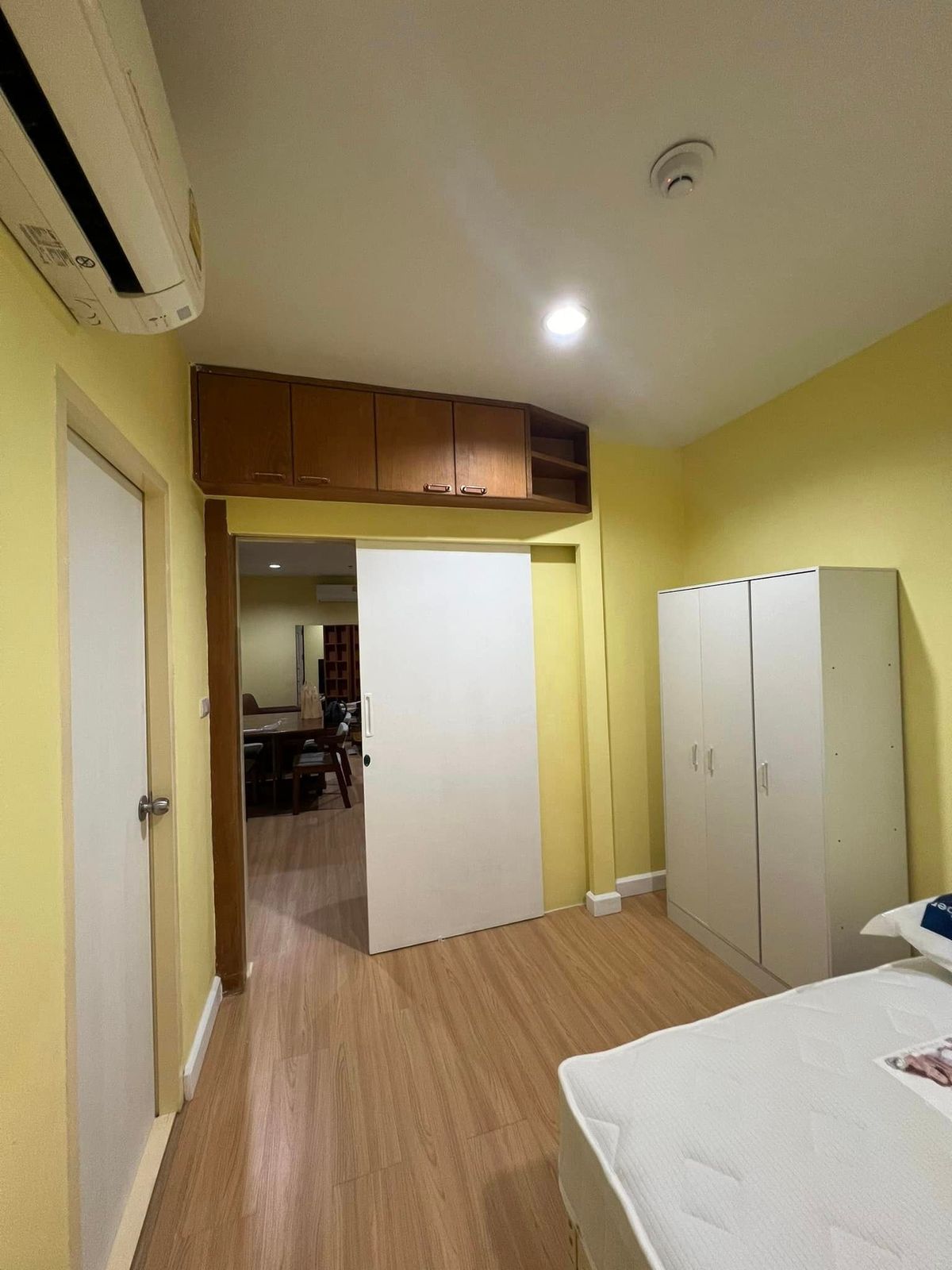 For RentCondoRatchathewi,Phayathai : Pathumwan Resort【𝐑𝐄𝐍𝐓】🔥Large room in the city center, clearly separated, near BTS, easy to travel🔥 Contact Line ID: @hacondo