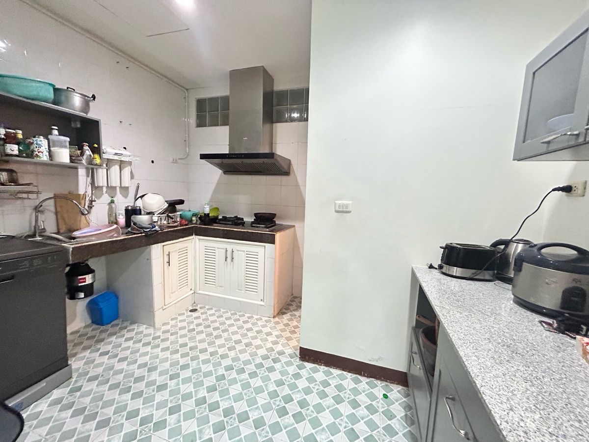 ขายทาวน์โฮมสาทร นราธิวาส : ขายด่วน ราคาพิเศษ  7,600,000 บาท หมู่บ้านธนพัฒน์  พร้อมเฟอร์นิเจอร์ พร้อมอยู่ บ้านต่อเติมแล้ว