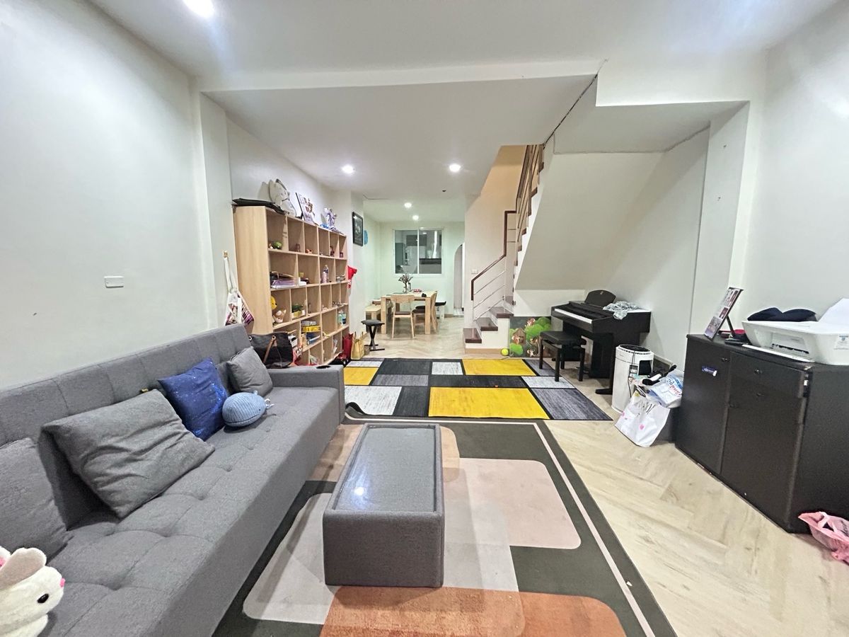 ขายทาวน์โฮมสาทร นราธิวาส : ขายด่วน ราคาพิเศษ  7,600,000 บาท หมู่บ้านธนพัฒน์  พร้อมเฟอร์นิเจอร์ พร้อมอยู่ บ้านต่อเติมแล้ว