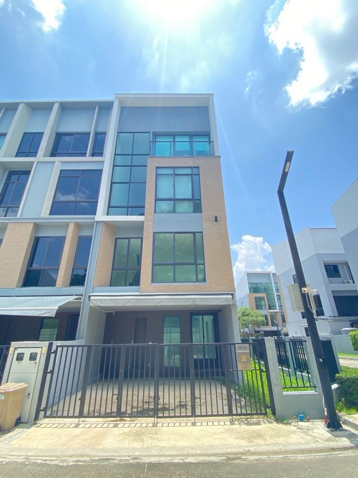 ขายทาวน์โฮมพัฒนาการ ศรีนครินทร์ : ขาย townhouse บ้านใหม่ไม่เคยอยู่เลย แค่ 20 นาทีถึงทองหล่อ, เอกมัย

12,000,000 ล้าน ค่าโอน 50/50