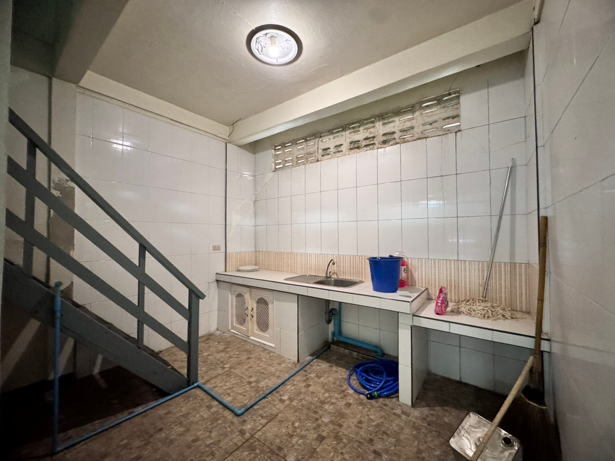 ขายอาคารพาณิชย์สีลม ศาลาแดง บางรัก : ขายตึกแถว ซอยจินดาถวิล แขวงมหาพฤฒาราม บางรัก ทำเลดีใจกลางเมือง (N.1984)