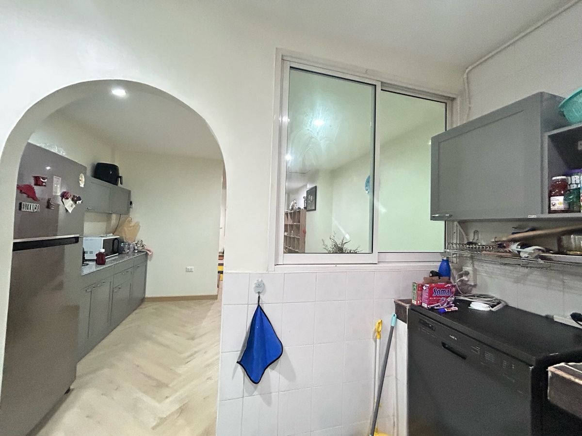 ขายทาวน์โฮมสาทร นราธิวาส : ขายด่วน ราคาพิเศษ  7,600,000 บาท หมู่บ้านธนพัฒน์  พร้อมเฟอร์นิเจอร์ พร้อมอยู่ บ้านต่อเติมแล้ว