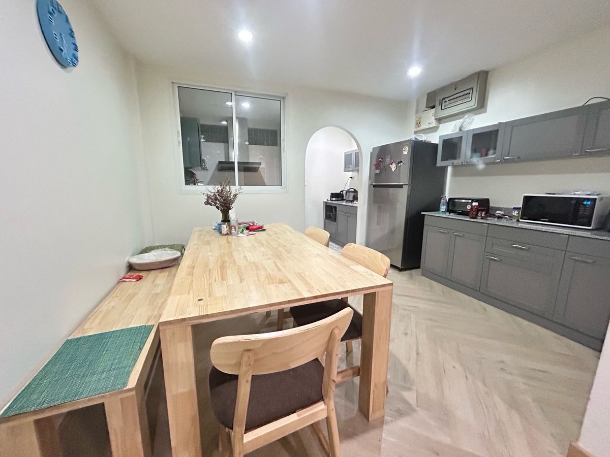 ขายทาวน์โฮมสาทร นราธิวาส : ขายด่วน ราคาพิเศษ  7,600,000 บาท หมู่บ้านธนพัฒน์  พร้อมเฟอร์นิเจอร์ พร้อมอยู่ บ้านต่อเติมแล้ว