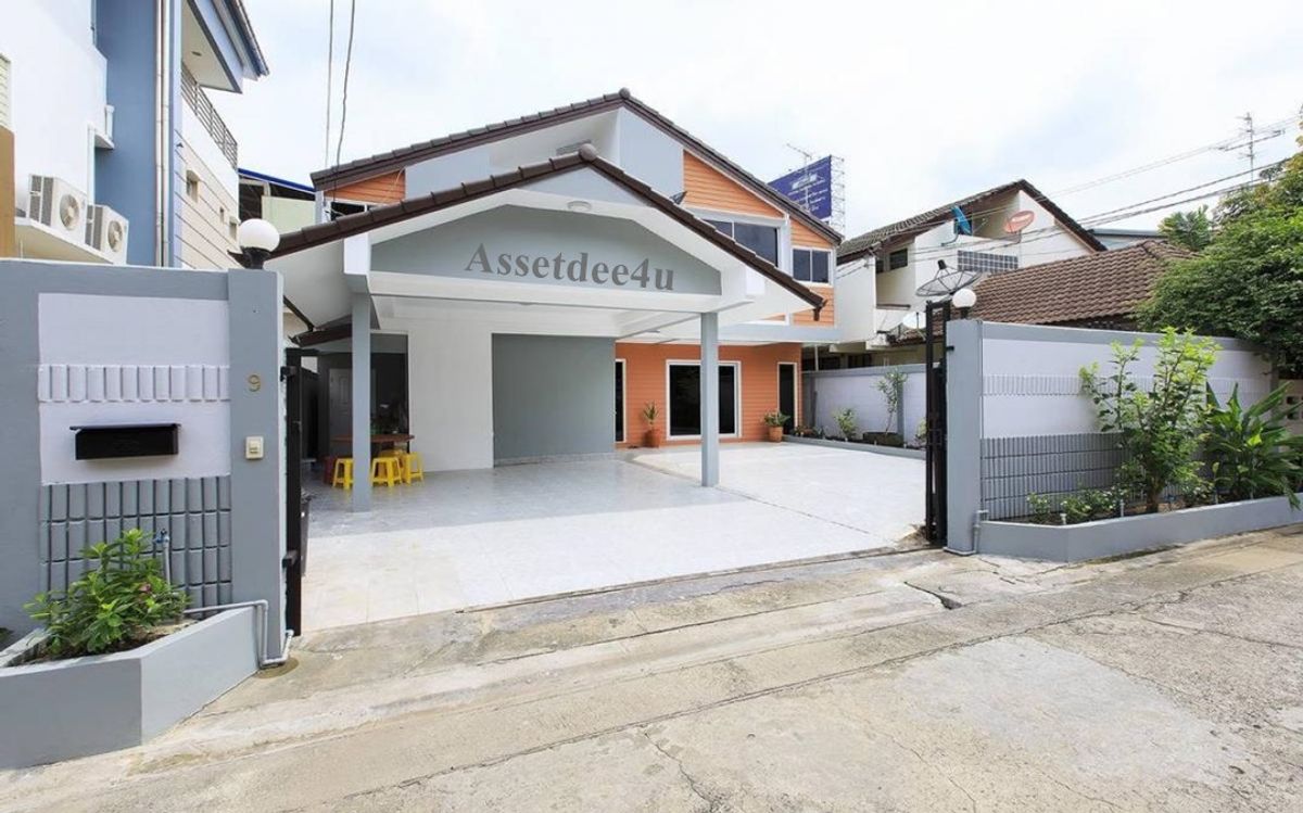 For RentHouseSeri Thai, Ramkhamhaeng Nida : Seri Thai rental house Rental house Ramkhamhaeng rental house The house has an elderly room. AH576 for rent 4 bedrooms in Ramkhamhaeng area, Decha Ramkhamhaeng Village 78.