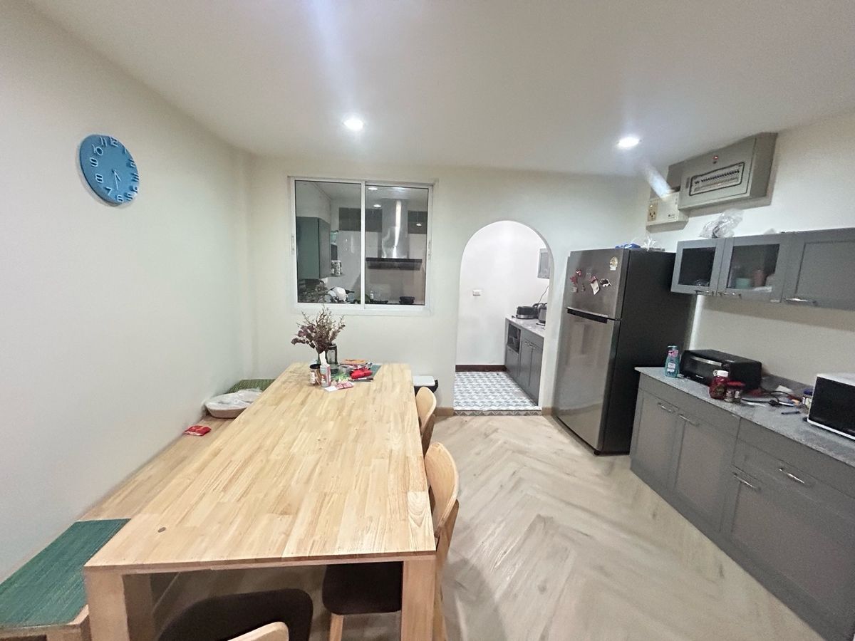 ขายทาวน์โฮมสาทร นราธิวาส : ขายด่วน ราคาพิเศษ  7,600,000 บาท หมู่บ้านธนพัฒน์  พร้อมเฟอร์นิเจอร์ พร้อมอยู่ บ้านต่อเติมแล้ว