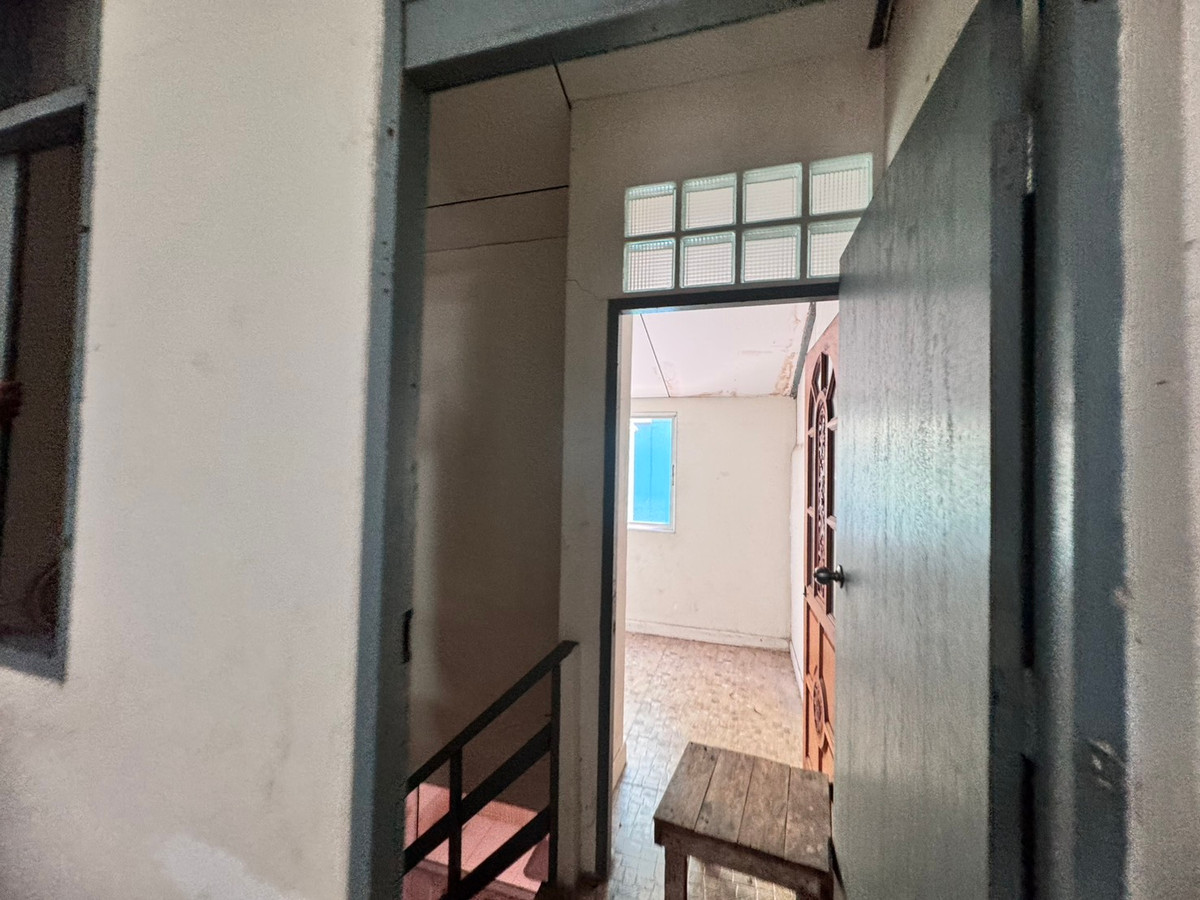 ขายอาคารพาณิชย์สีลม ศาลาแดง บางรัก : ขายตึกแถว ซอยจินดาถวิล แขวงมหาพฤฒาราม บางรัก ทำเลดีใจกลางเมือง (N.1984)