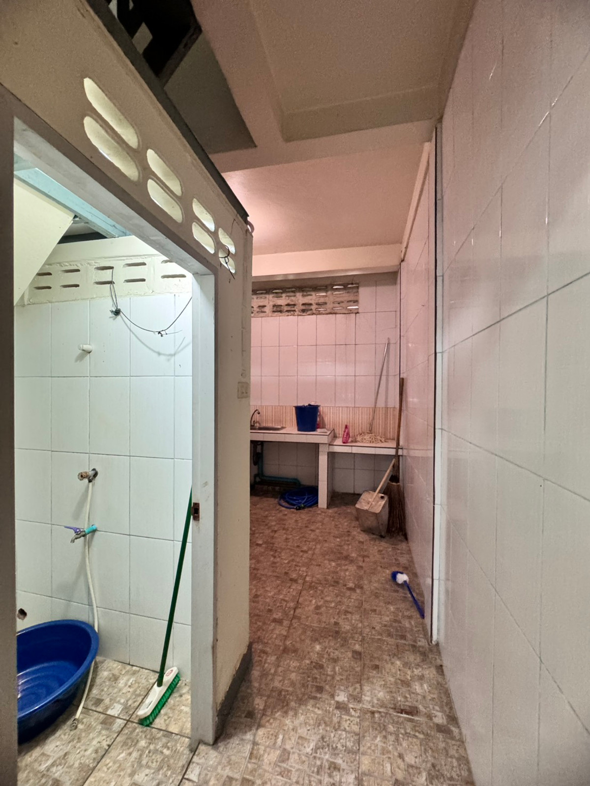 ขายอาคารพาณิชย์สีลม ศาลาแดง บางรัก : ขายตึกแถว ซอยจินดาถวิล แขวงมหาพฤฒาราม บางรัก ทำเลดีใจกลางเมือง (N.1984)