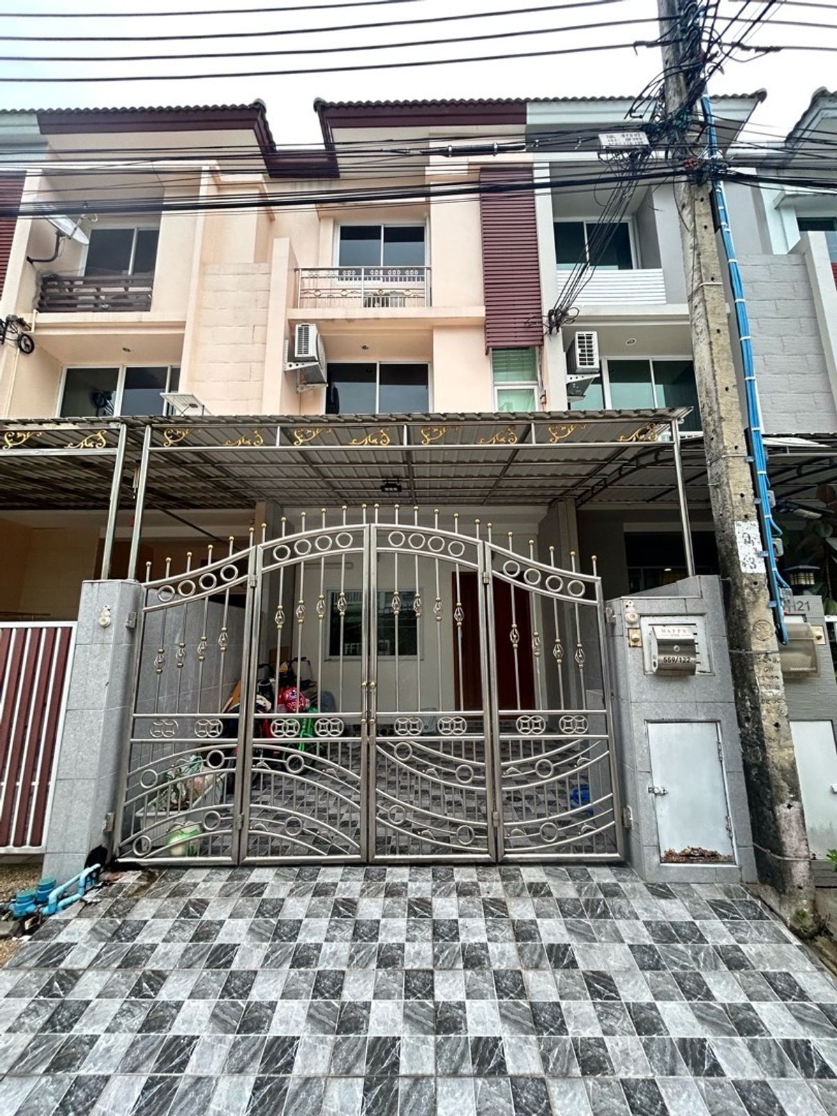 ขายทาวน์โฮมสาทร นราธิวาส : ขายด่วน ราคาพิเศษ  7,600,000 บาท หมู่บ้านธนพัฒน์  พร้อมเฟอร์นิเจอร์ พร้อมอยู่ บ้านต่อเติมแล้ว