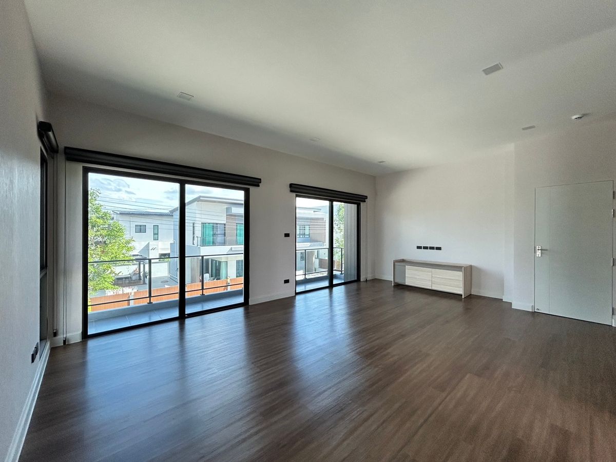 For SaleHouseLadkrabang, Suwannaphum Airport : Venu ID Motorway - Rama 9 /5 Bedrooms (Sale), Venue ID Motorway - Rama9 / 5 Bedrooms (For Sale) Chui046