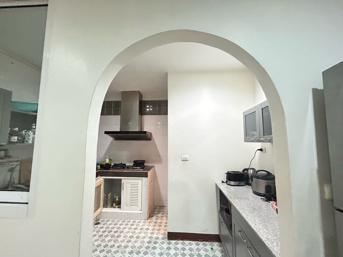 ขายทาวน์โฮมสาทร นราธิวาส : ขายด่วน ราคาพิเศษ  7,600,000 บาท หมู่บ้านธนพัฒน์  พร้อมเฟอร์นิเจอร์ พร้อมอยู่ บ้านต่อเติมแล้ว