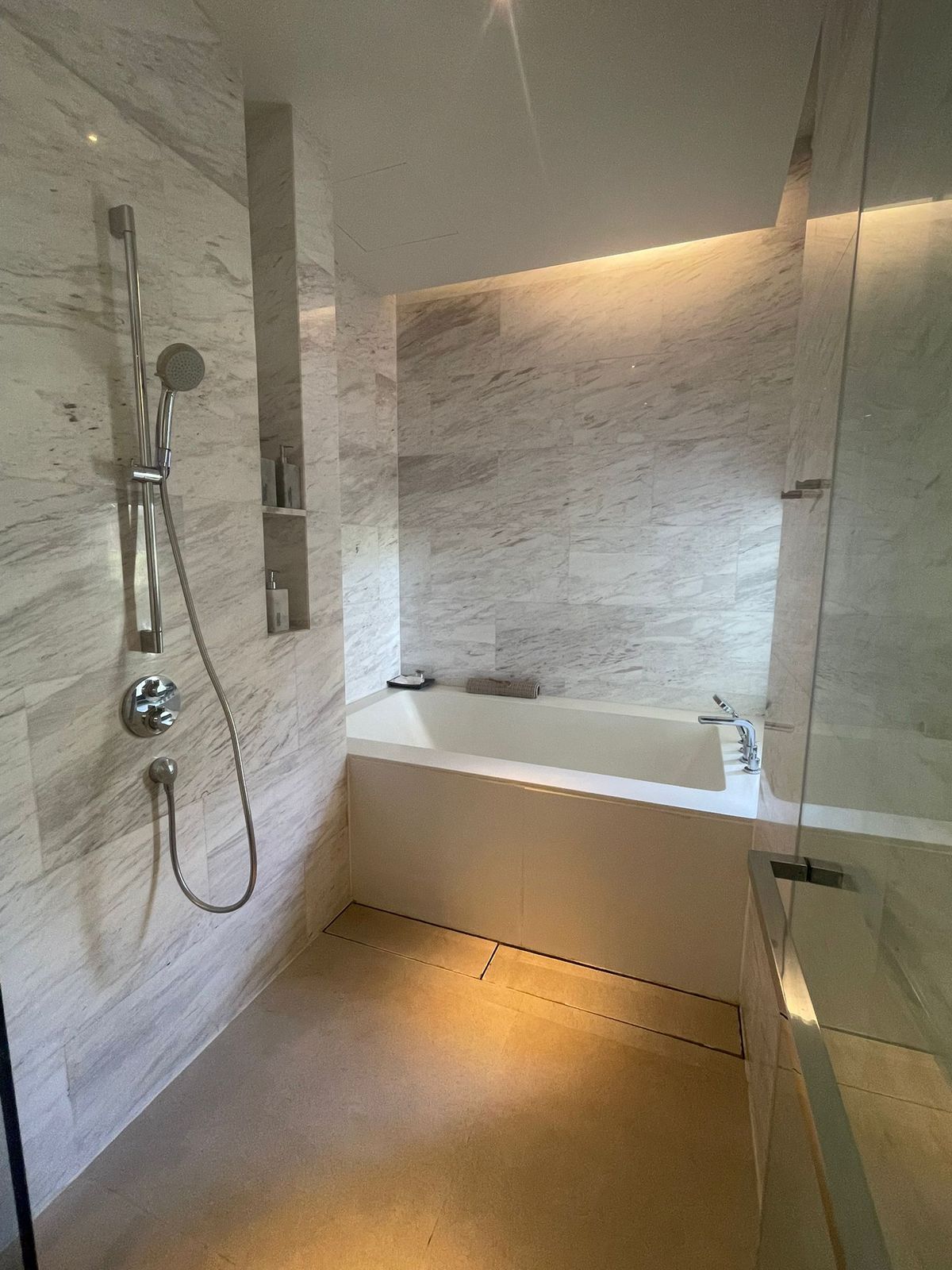 ขายคอนโดภูเก็ต : 🔥 Foreign Quota | Penthouse 1B1B | 213 Sq.m. | Twinpalms Residences by Montazure | 3rd Floor | 72 MB [YBs250701]