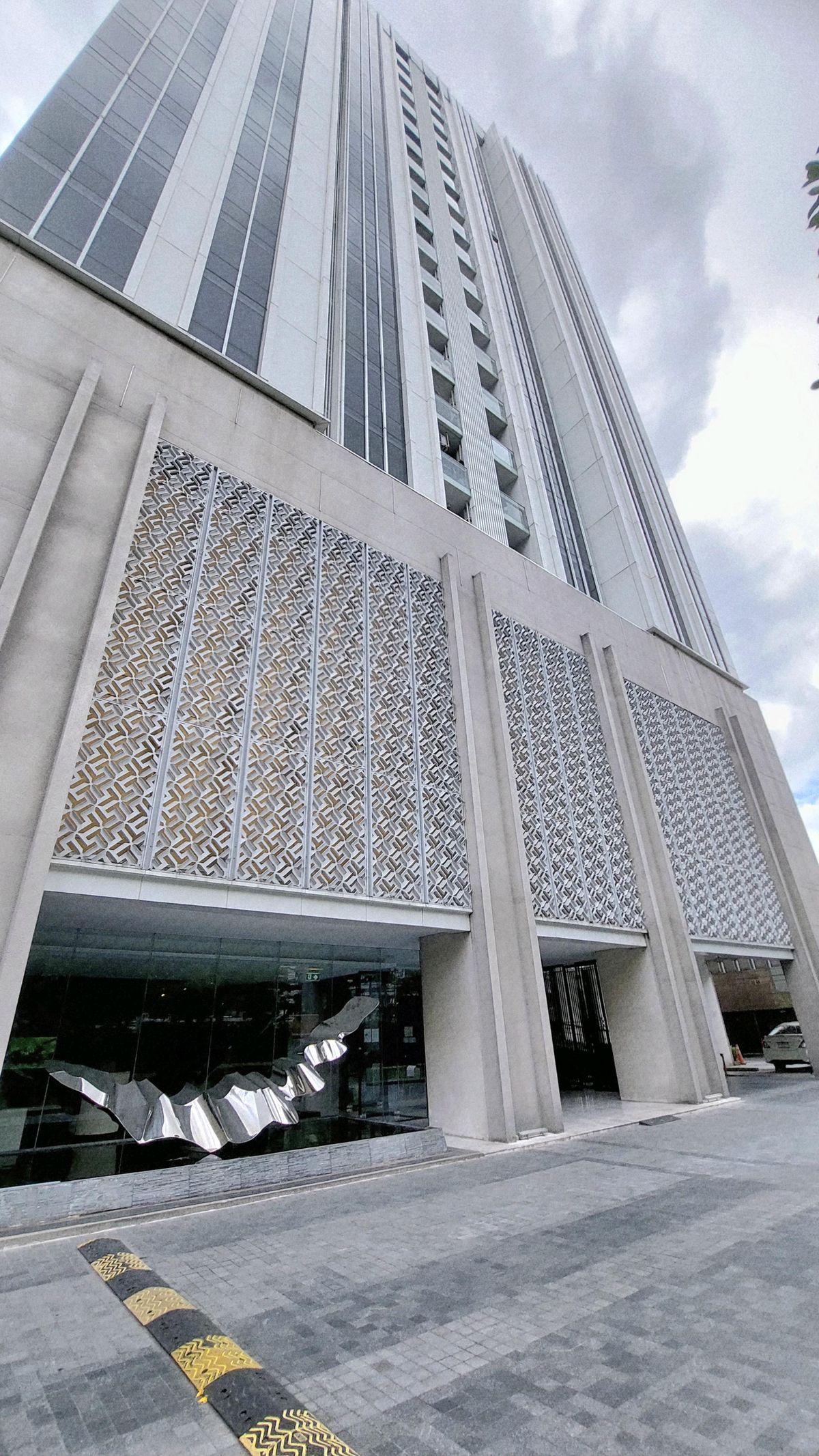 For SaleCondoSathorn, Narathiwat : Sell ​​The Room condo condominiums (The Room) Mold Road on Sathorn Road 46.78 sqm. Sell 6.5 million, 15th floor.