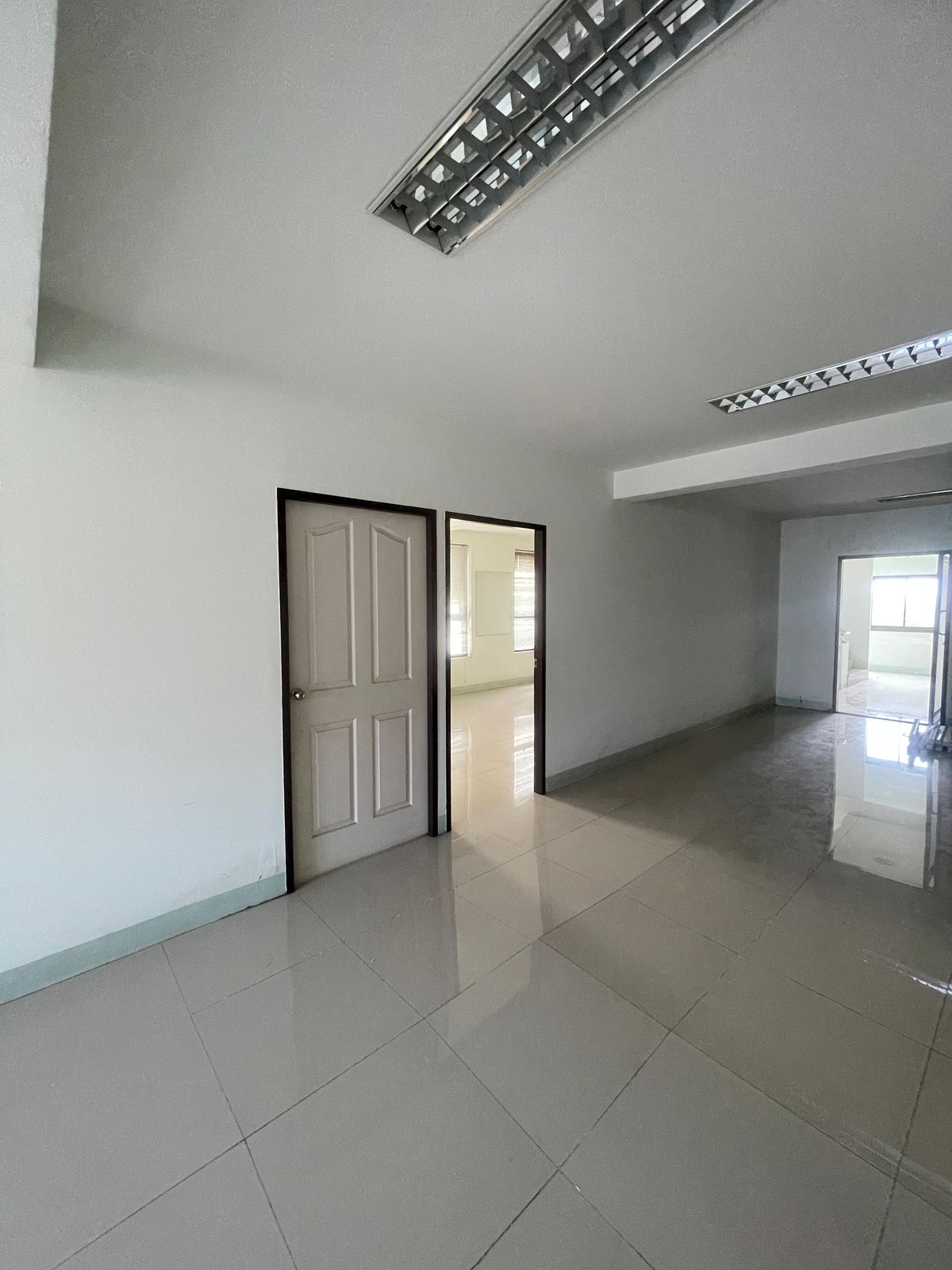 ขายโฮมออฟฟิศบางนา แบริ่ง ลาซาล : ็ขายตึก 5 ชั้น ราคาดี ทำเลดีมาก ใกล้สุวรรณภูมิ เดินทางสะดวก ปรับเป็นโรงแรม คาเฟ่ ร้านอาหาร ได้