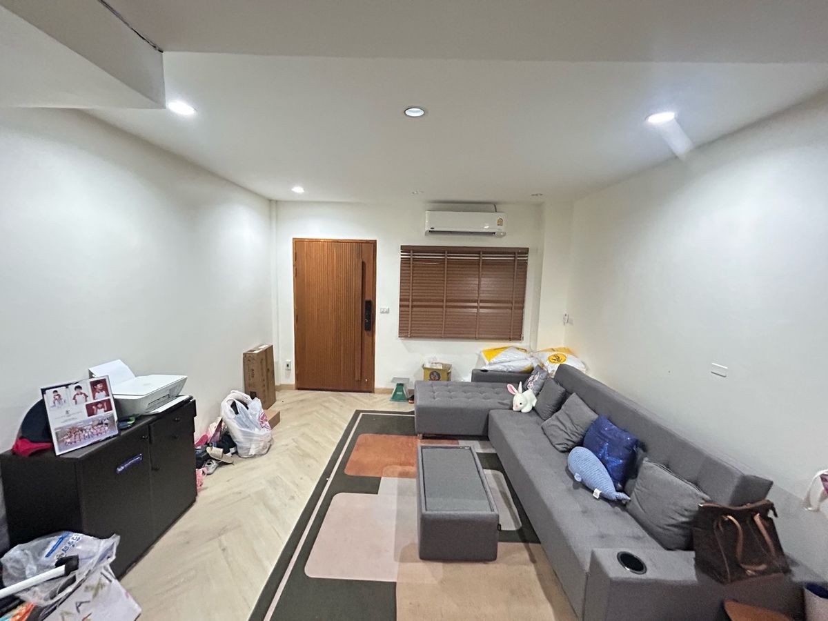 ขายทาวน์โฮมสาทร นราธิวาส : ขายด่วน ราคาพิเศษ  7,600,000 บาท หมู่บ้านธนพัฒน์  พร้อมเฟอร์นิเจอร์ พร้อมอยู่ บ้านต่อเติมแล้ว