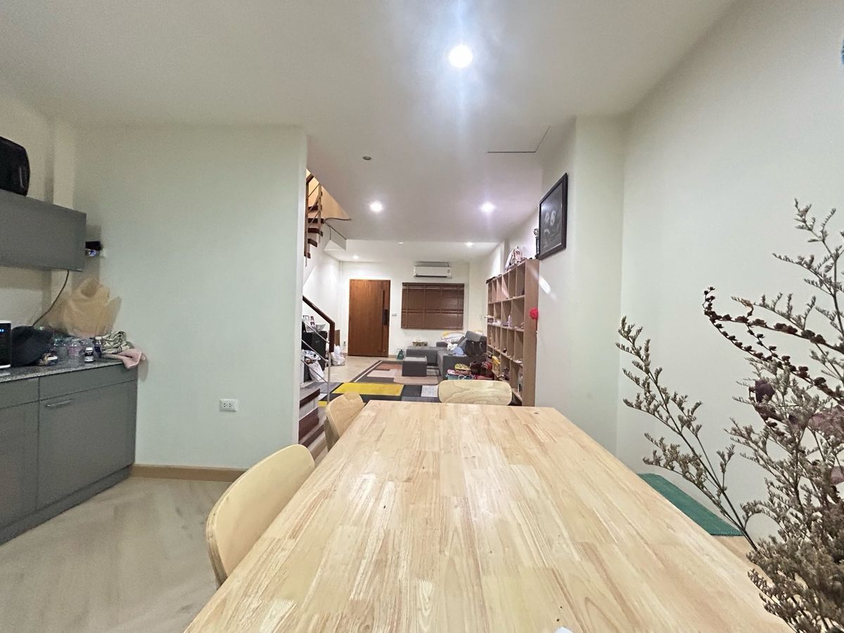 ขายทาวน์โฮมสาทร นราธิวาส : ขายด่วน ราคาพิเศษ  7,600,000 บาท หมู่บ้านธนพัฒน์  พร้อมเฟอร์นิเจอร์ พร้อมอยู่ บ้านต่อเติมแล้ว