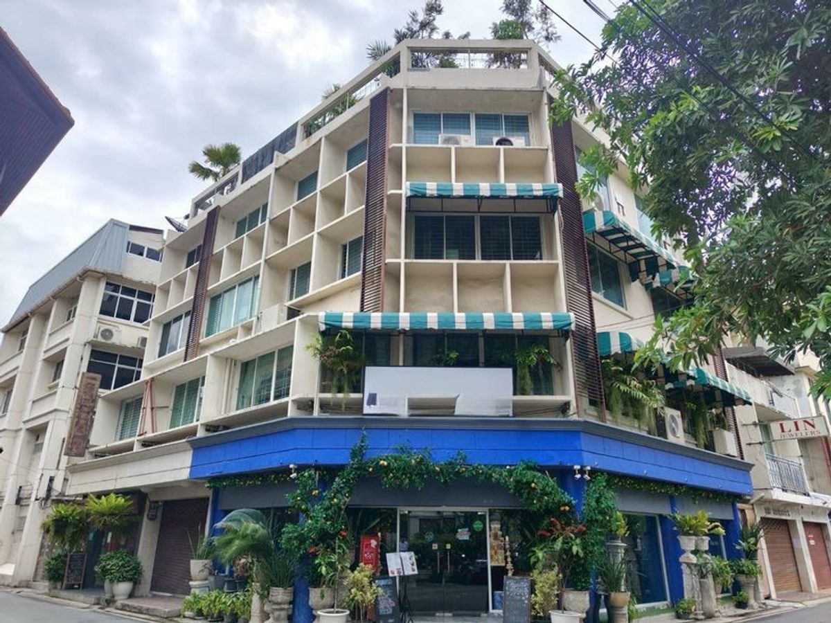 For RentShop HouseSilom, Saladaeng, Bangrak : SP 0189 For Rent-Ground Floor Commercial Unit in Charoenkrung 38 Prime location! In front of Assumption School and entrance of Mandarin Oriental Hotel, Bangkok.