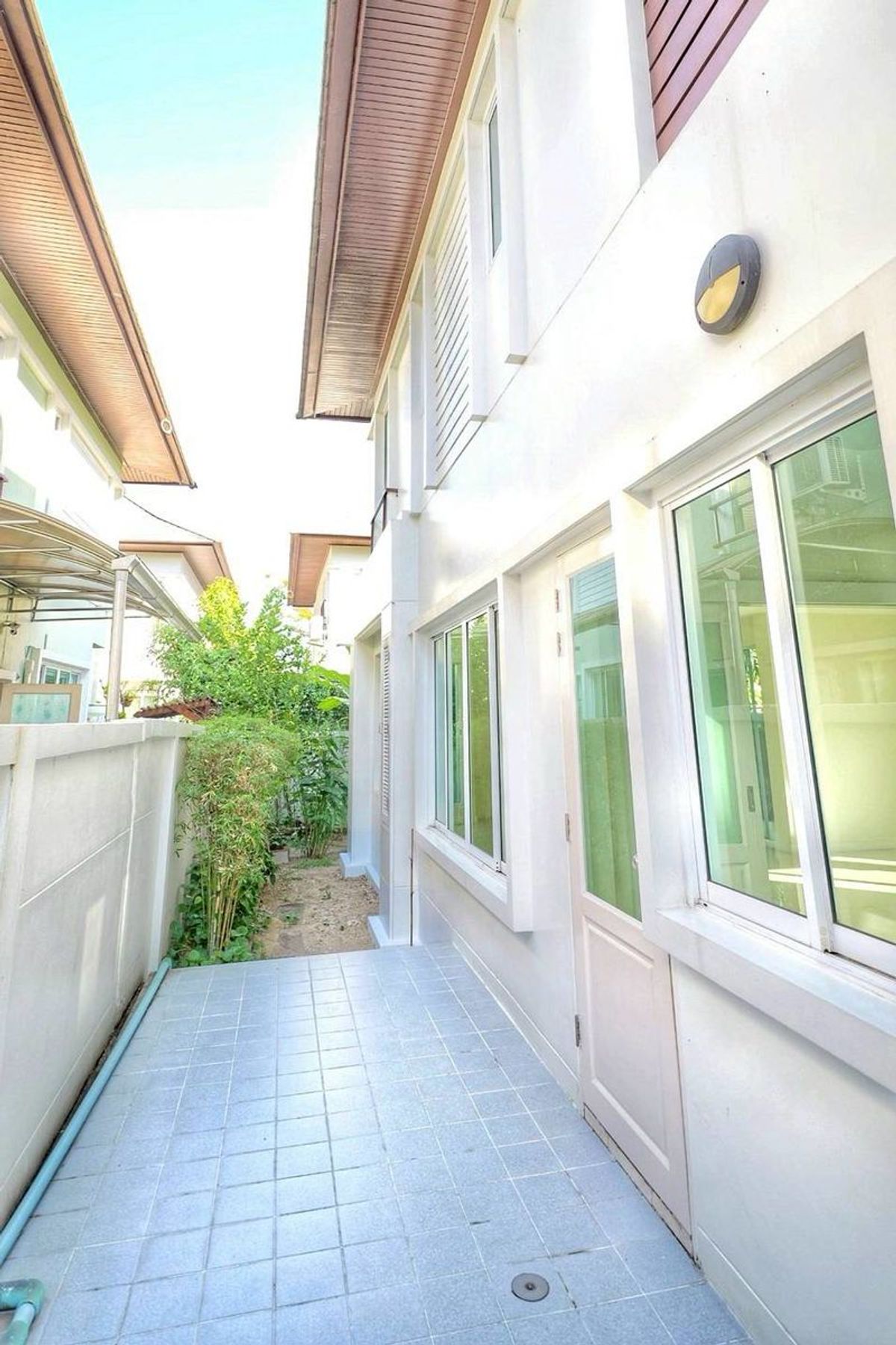 ขายบ้านบางนา แบริ่ง ลาซาล : ขาย หมู่บ้าน Blue Lagoon 1 บางนา-วงแหวน ขนาด 80.5 ตารางวา 3 ห้องนอน 3 ห้องน้ำ ถนนกาญจนาภิเษก แขวงดอกไหม เขตประเวศ กรุงเทพมหานคร