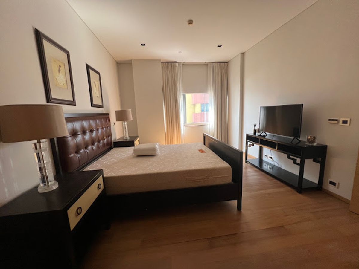 For RentCondoSilom, Saladaeng, Bangrak : Saladaeng Residences【𝐑𝐄𝐍𝐓】🔥Beautiful room with a vintage modern look, dark wood tone, combined with classic design🔥 Contact Line ID: @hacondo