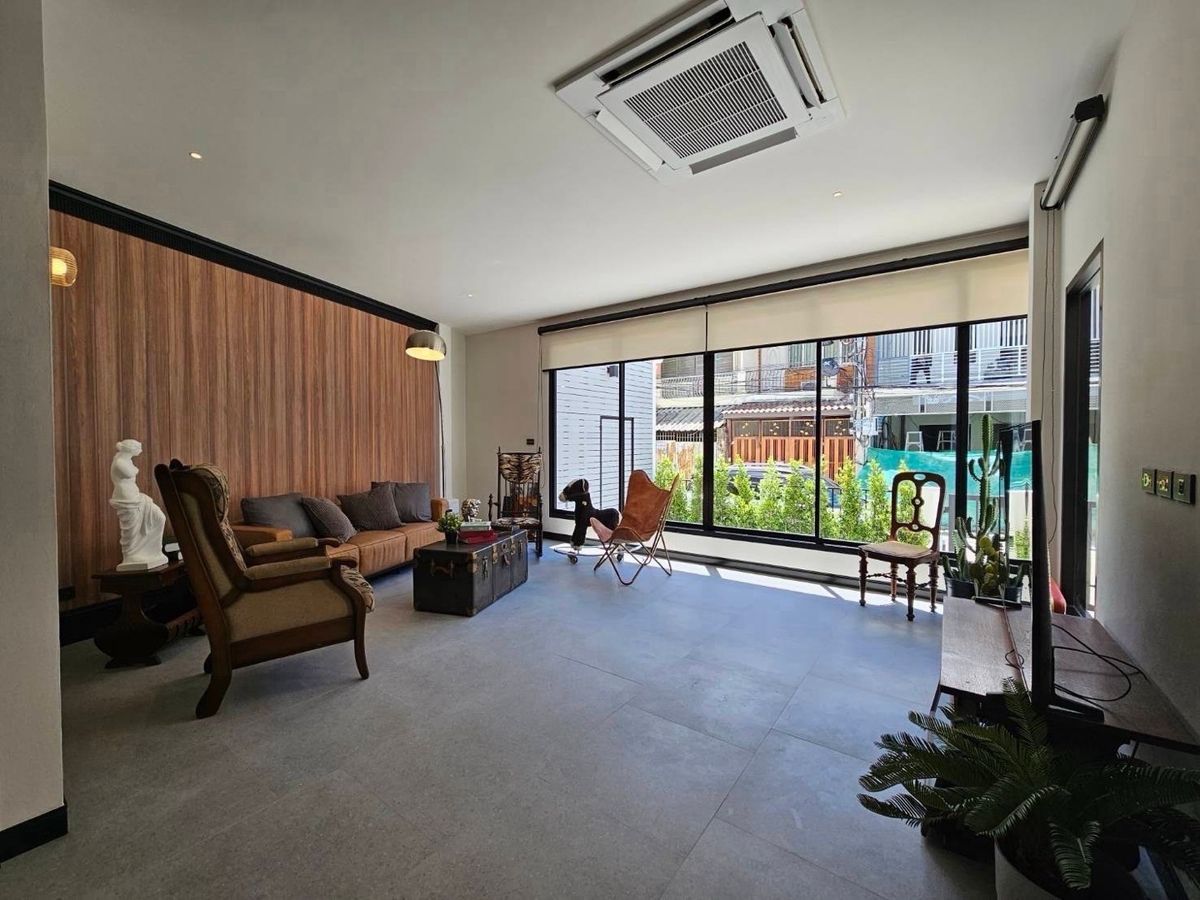 ขายบ้านอ่อนนุช อุดมสุข : 📢👇ขายพร้อมผู้เช่า ถึง สิงหาคม 2569
บ้านหลังมุม ตกแต่งทันสมัยตั้งอยู่หนึ่งในทำเลที่ได้รับความนิยมมากที่สุดในกรุงเทพฯพร้อมเข้าอยู่และให้เช่าวันที่ 15 กรกฎาคม 2568 เดินทางสะดวก ใกล้เอกมัย–ทองหล่อ