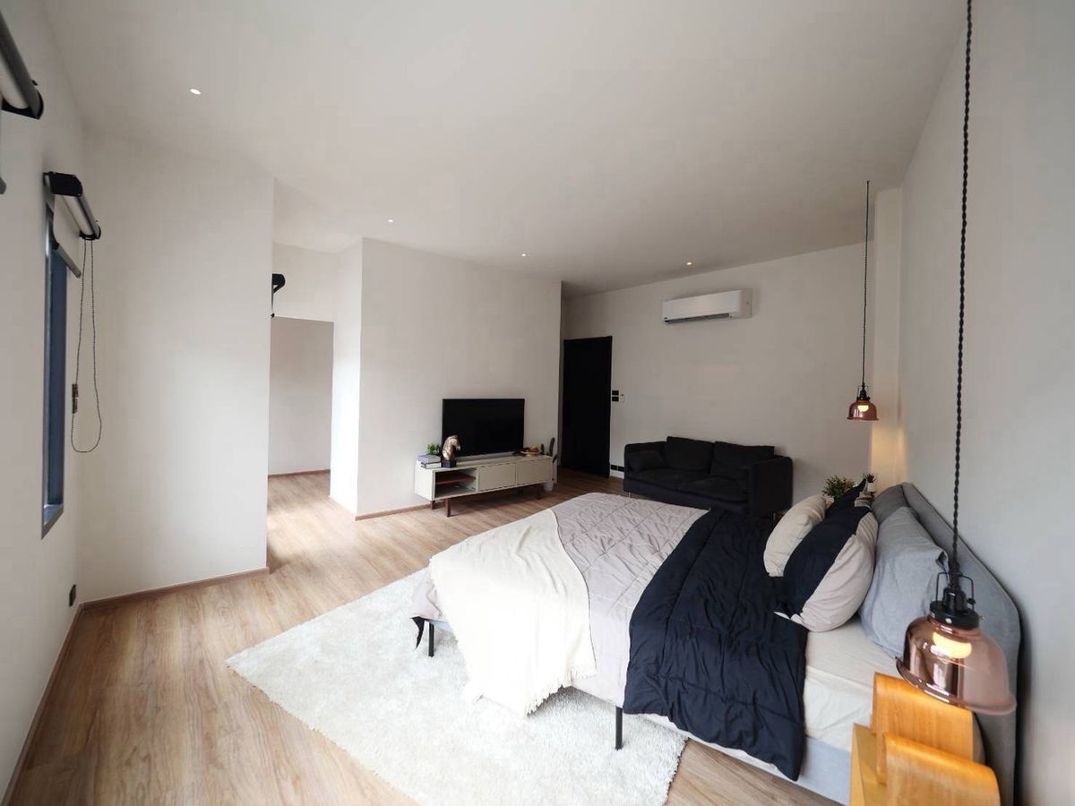 ขายบ้านอ่อนนุช อุดมสุข : 📢👇ขายพร้อมผู้เช่า ถึง สิงหาคม 2569
บ้านหลังมุม ตกแต่งทันสมัยตั้งอยู่หนึ่งในทำเลที่ได้รับความนิยมมากที่สุดในกรุงเทพฯพร้อมเข้าอยู่และให้เช่าวันที่ 15 กรกฎาคม 2568 เดินทางสะดวก ใกล้เอกมัย–ทองหล่อ