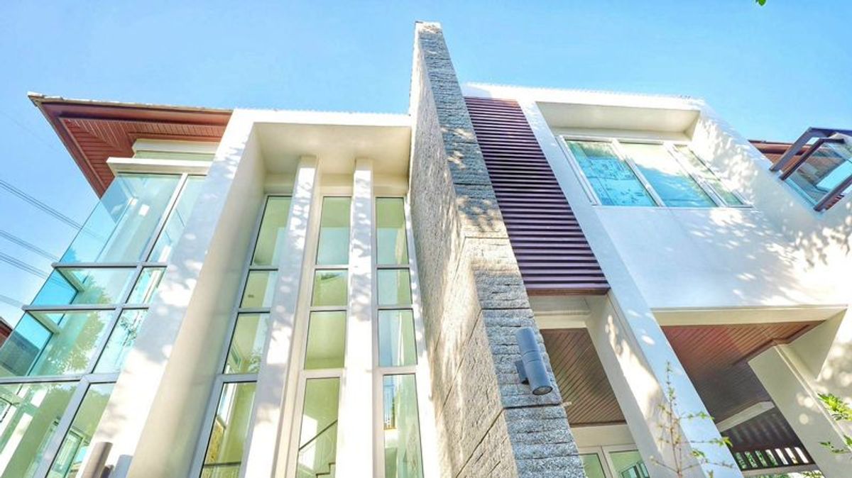 ขายบ้านบางนา แบริ่ง ลาซาล : ขาย หมู่บ้าน Blue Lagoon 1 บางนา-วงแหวน ขนาด 80.5 ตารางวา 3 ห้องนอน 3 ห้องน้ำ ถนนกาญจนาภิเษก แขวงดอกไหม เขตประเวศ กรุงเทพมหานคร