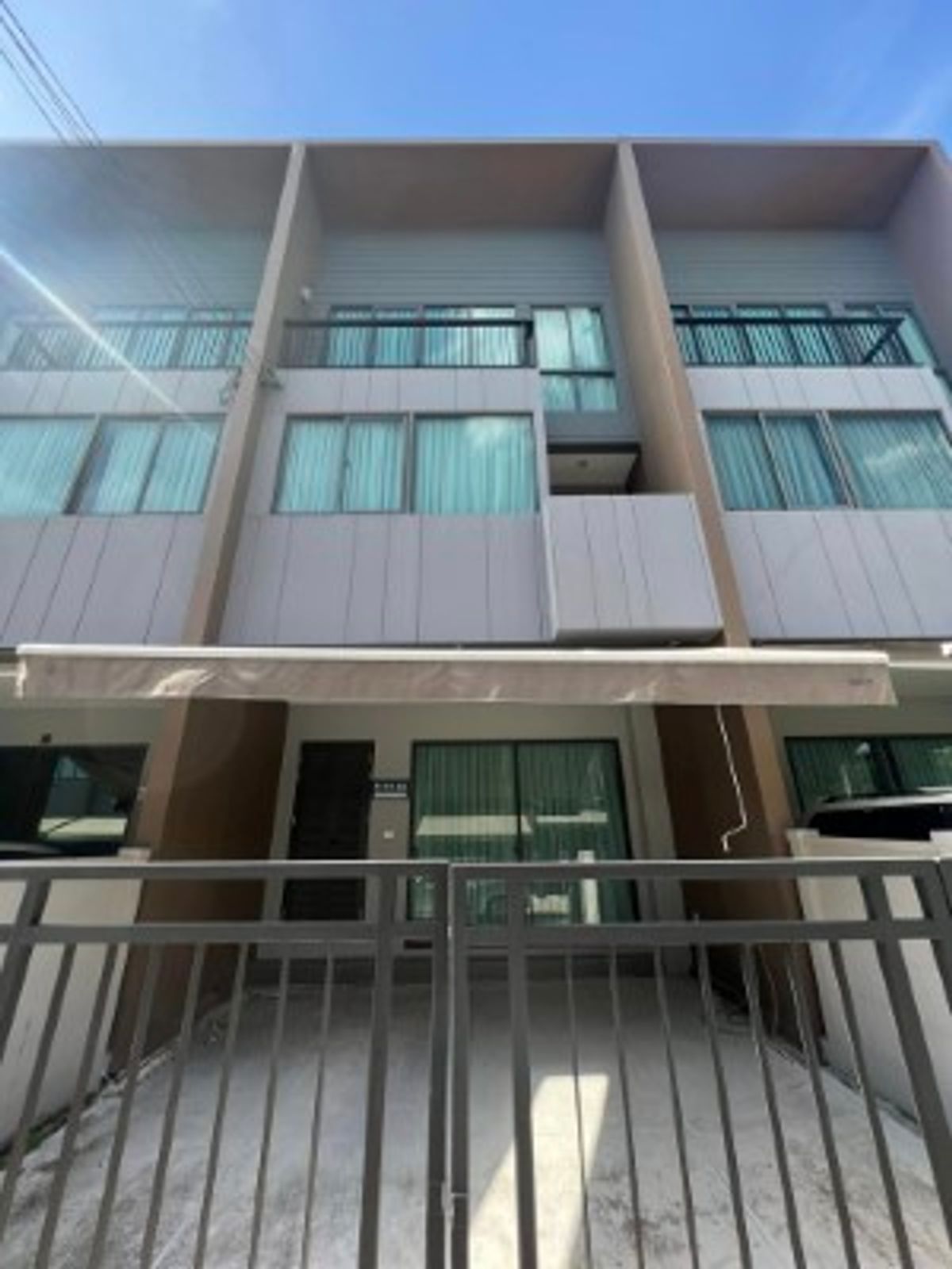 For RentTownhomeMin Buri, Romklao : Rent 3 -story townhome Ban Klang Mueang Project Rama 9-Krungthep Kreetha There are 2 bedrooms, 3 bathrooms, 1 multi -purpose room. Rental price 35,000 baht